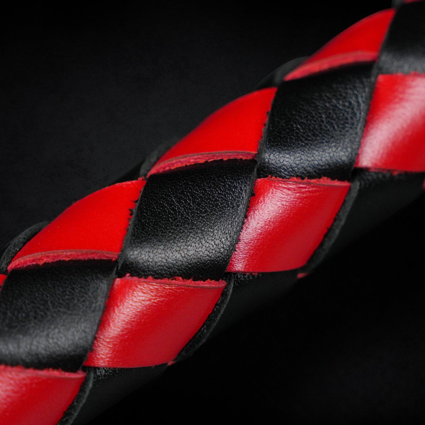 TORROSS™ Obsidian Vex Flogger