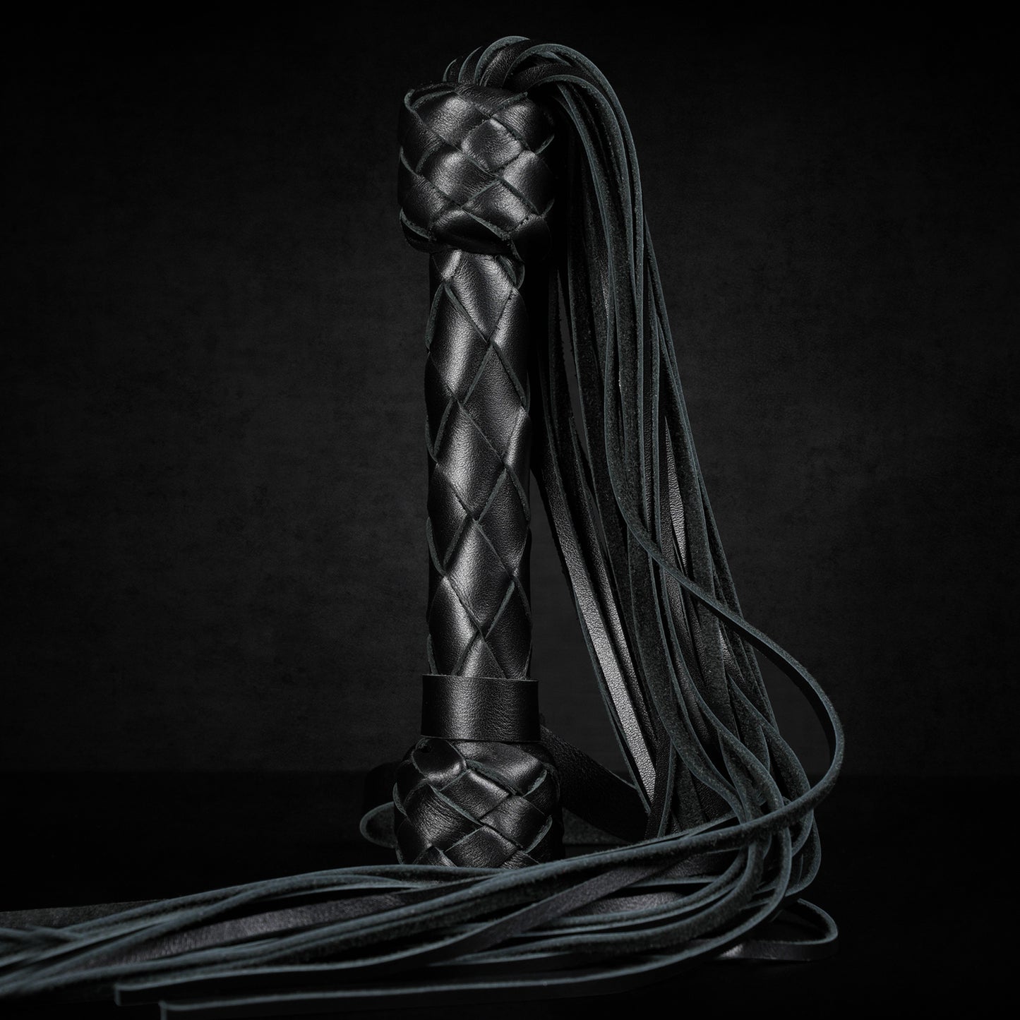 TORROSS™ Obsidian Vex Flogger
