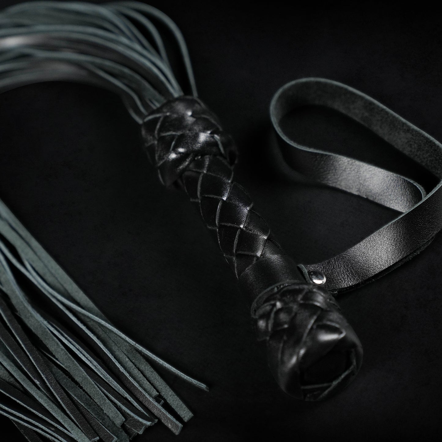 TORROSS™ Obsidian Vex Flogger