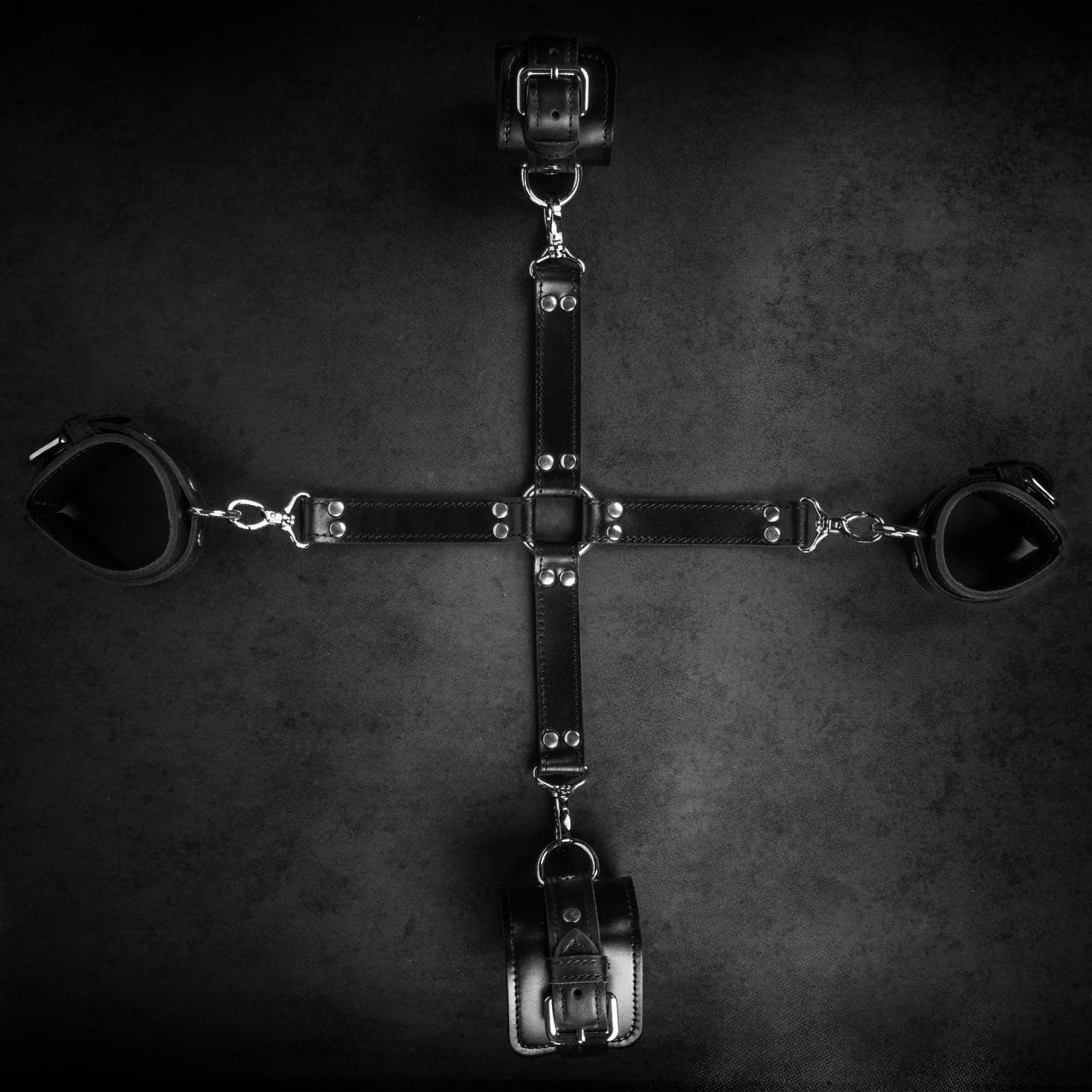 صليب عبودية من حجر الأوبسيديان من TORROSS™